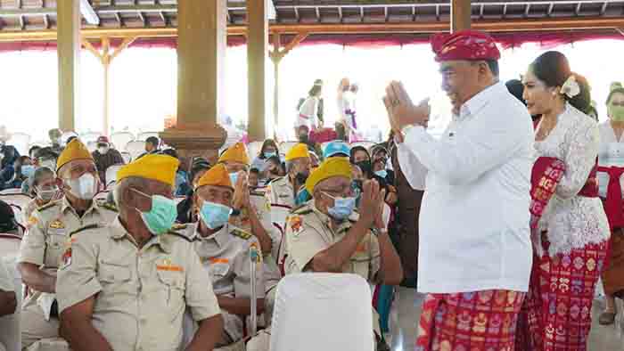Bupati Jembrana I Nengah Tamba menyerahkan bantuan kepada anggota veteran.