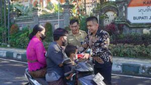 wabup jembrana bagikan bendera merah putih