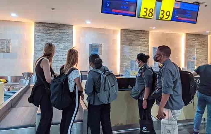 Petugas sedang mengawal deportasi dua WN asal Maroko di Bandara Ngurah Rai Bali, Selasa (2/8/2022).