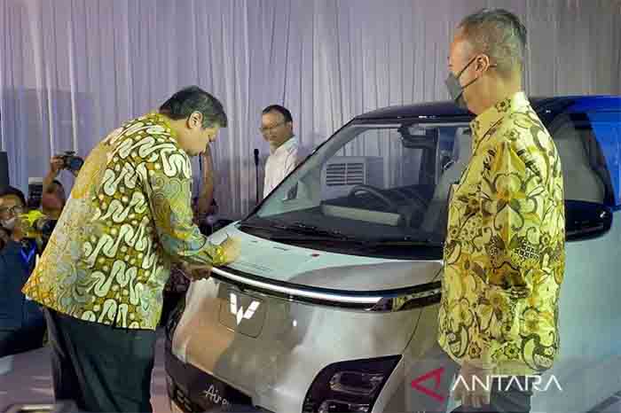 Menteri Koordinator Bidang Perekonomian RI Airlangga Hartarto menandatangani mobil Wuling Air ev di di pabrik Wuling di Greendland International Industrial Center, Deltamas, Cikarang, Jawa Barat, Senin (8/8/2022) (foto: ANTARA/Lifia Mawaddah Putri)