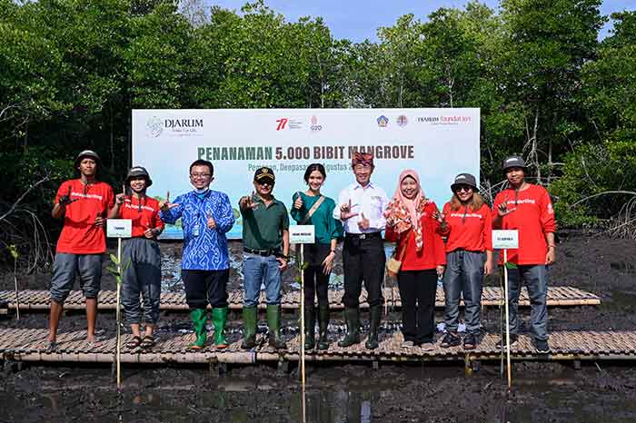 Vice  President Director Djarum Foundation FX Supanji dalam aksi menanam 5 ribu bibit Mangrove.
