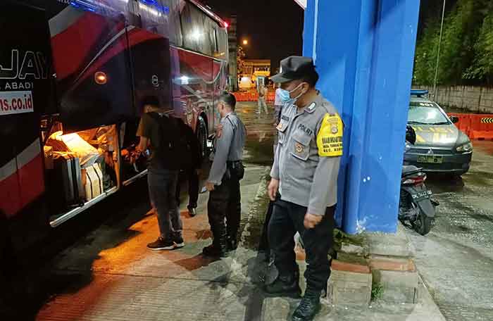 Aktifitas Pemeriksaan oleh polisi di Pelabuhan Gilimanuk, Rabu (28/9/2022). M-006