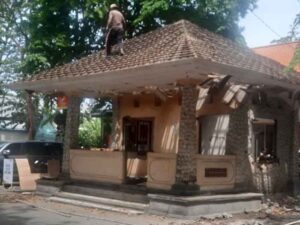 Bangunan liar yang memajang papan nama Pos Pecalang saat dibongkar.dan dirobohkan.