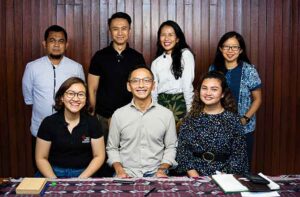 Peserta diskusi Sustainability Uncovered (Atas (Kiri-Kanan): Wisnu Wijaya (NIKE), Almo Pradana (World Resources Institute), Nadine Zamira (APRIL Group), Devina S. Raditya (Schneider Electric); Bawah (Kiri-Kanan): Ika Noviera (Multi Bintang Indonesia), Muhammad Yusrizki (KADIN (Kamar Dagang dan Industri Indonesia)), Anya Sapphira (H&M))
