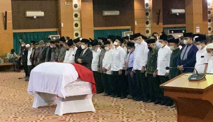 Gurubesar Universitas Islam Negeri (UIN) Syarif Hidayatullah Jakarta, Prof Azyumardi Azra dishalatkan di Auditorium Harun Nasution UIN Jakarta.