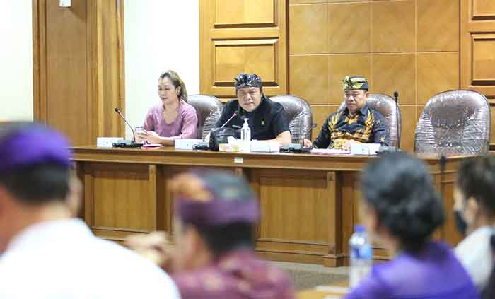 Komisi IV DPRD Badung saat memberikan ruang untuk mediasi perselisihan hubungan industrial antara manajemen Wina Holiday Vila Kuta dengan Federasi Serikat Pekerja (FSP) Bali terkait Pemutusan Hubungan Kerja (PHK)