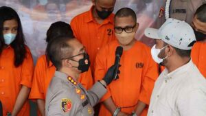 Polisi menangkap tukang ojek bernama Ketut Kariada, 30. Dia ditngkao karena nekat nyambi jadi pengedar narkoba jenis ganja