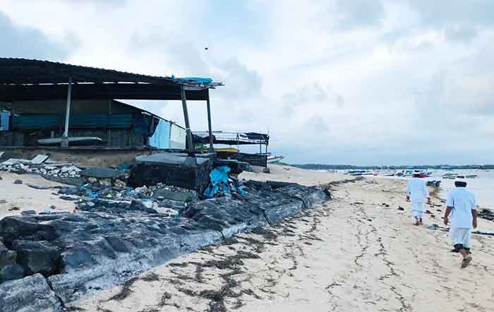 Kondisi abrasi yang terjadi di pesisir Pantai Tanjung Benoa