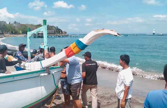 Korban dan perahunya yang terbalik berhasil dievakuasi tim gabungan dari perairan Selat Lombok.