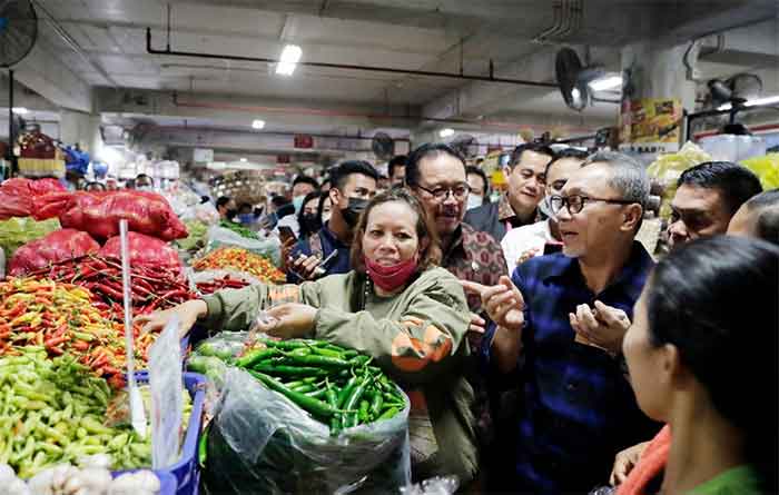 Mendag menyapa pedagang di Pasar Badung Bali, Rabu (21/9/2022).