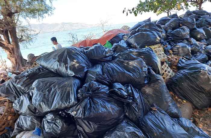 Penumpukan Sampah di Terminal Sampah Dermaga Gili Air