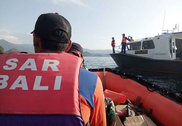 Petugas dari Basarnas Denpasar sedang menyisir area tenggelam WN Inggris di Karangasem, Kamis (29/9/2022). Foto: M-006)