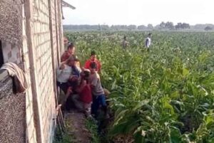 Salah satu korban penyerangan pesilat di Jombang ditolong warga.