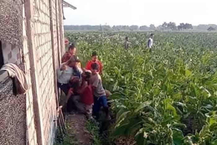 Salah satu korban penyerangan pesilat di Jombang ditolong warga.