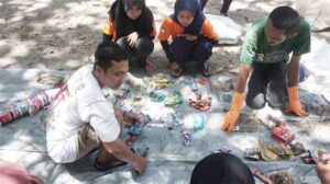 Sekitar-200-relawan-melakukan-aksi-bersih-bersih-di-Pantai-Gerangan,-Desa-Ngrejo,-Kecamatan-Tanggunggunung,-Kabupaten-Tulungungagung,-Jawa-Timur