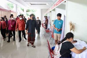 Suasana Denpasar Job Fair hingga Minggu malam (25/9/2022).