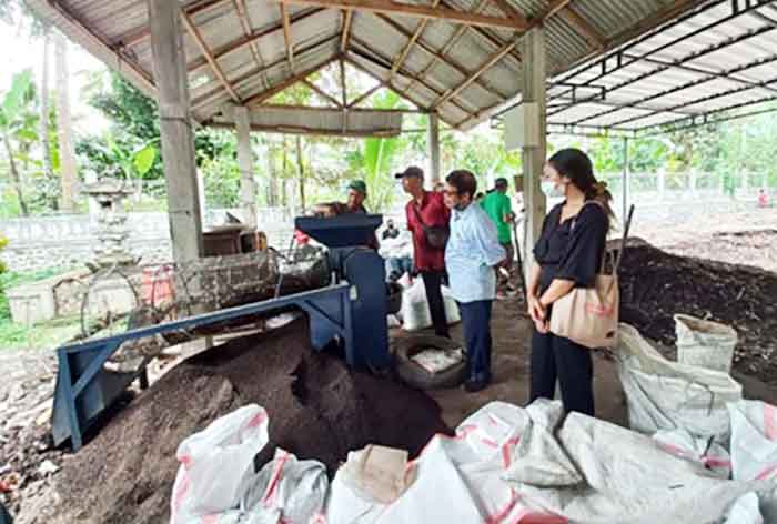 Suasana pelatihan pemilahan dan pengolahan sampah di Gianyar Bali, Kamis (8/92022). M-006