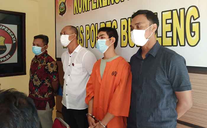 TERSANGKA Komang Arik (pakai baju tahanan) yang terjerat kasus UU ITE saat dihadirkan di Mapolres Buleleng