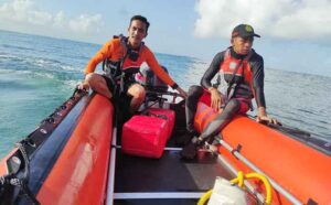 Tim-SAR-melakukan-pencarian-buruh-yang-terseret-arus-di-pantai-batu-tampih-tabanan