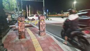 Bollard yang terpasang di jalan By Pass Ngurah Rai Tuban