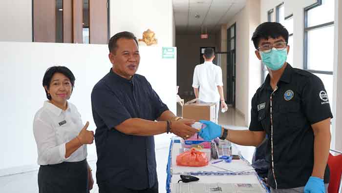 BNN Bali test urine di Kampus Undiksha Singaraja, Rabu sore (28/9/2022).