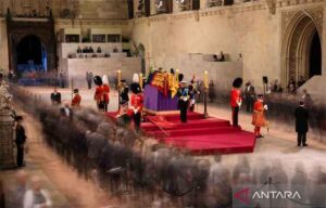 Ratusan Ribu Pelayat Datangi Tempat Mendiang Ratu Inggris ELizabeth II Disemayamkan