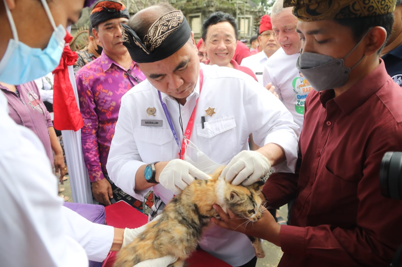 Vaksinasi Anjing di hari rabies di Tabanan, Jumat (30/9/2022).