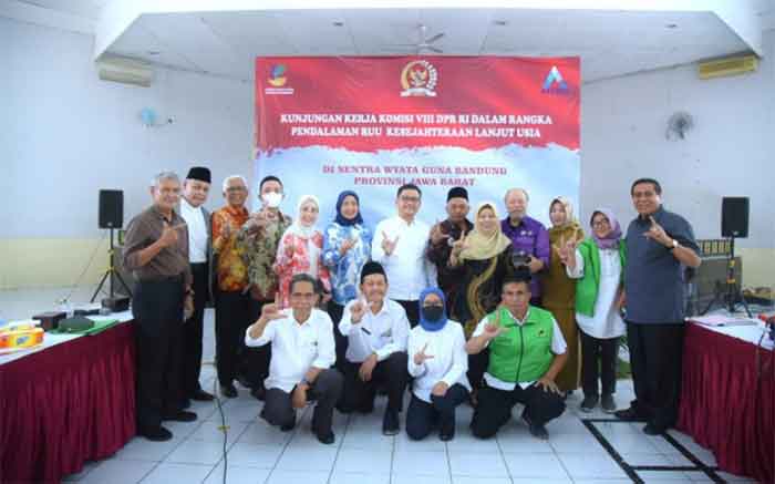 Wakil Ketua Komisi VIII DPR RI Ace Hasan Syadzily saat foto bersama usai memimpin Tim Kunspek Komisi VIII DPR RI rangka menyerap masukan-masukan terhadap RUU Kesejahteraan Lanjut Usia, di Bandung, Jawa Barat, Senin (26/9/2022).