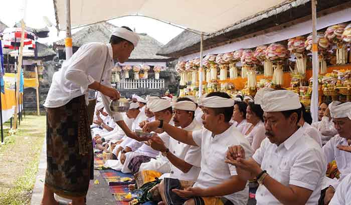 Wakil Bupati Jembrana I Gede Ngurah Patriana Krisna (Ipat) menghadiri Puncak Karya Piodalan di Pura Kahyangan Jagat Gunung Raung Taro, Desa Pakraman Taro Kaja, Desa Taro, Kecamatan Tegallalang, Kabupaten Gianyar.