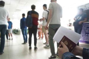 Warga-Rusia-berbaris-untuk-mendapatkan-Personal-Identification-Number