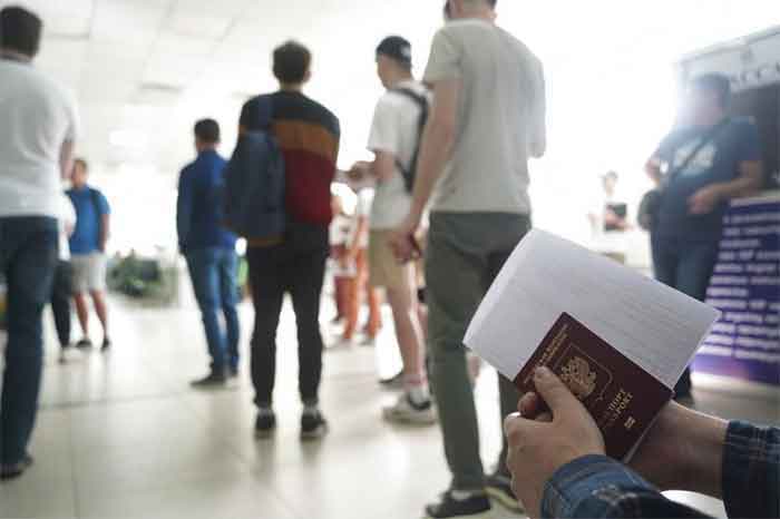 Warga-Rusia-berbaris-untuk-mendapatkan-Personal-Identification-Number