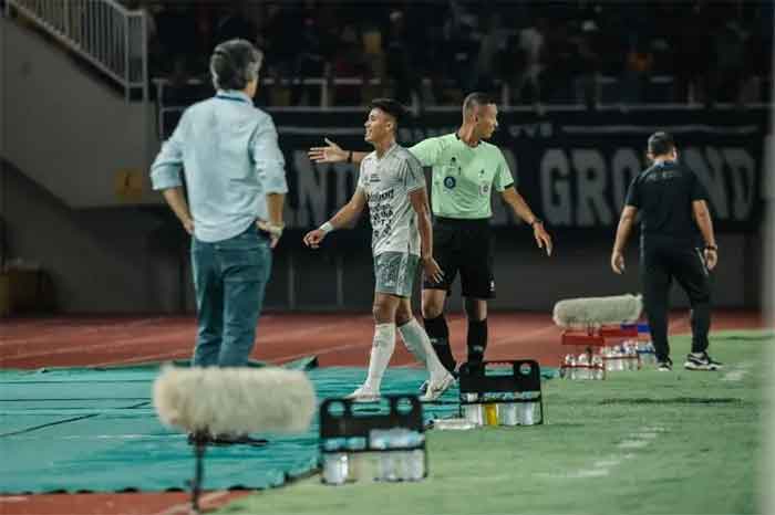 Pelatih Bali United Stefano Cugurra menyaksikan Made Andhika Wijaya keluar dari lapangan saat laga kontra Persis Solo