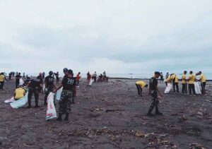 Kegiatan Edukasi Pengelolaan Sampah Berbasis Sumber yang dipusatkan di Ujung Muara Pantai Perancak, Kecamatan Jembrana, Jumat (30/9/2022). (Foto: M-011)