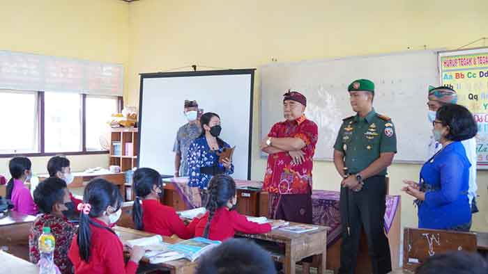 upati Tamba Sumbang Ruang Kelas SD 4 Melaya dari Charity Golf Turnamen