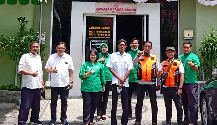 Petugas DLHK Kota Surabaya foto bersama dengan manejemen RS Bhakti Rahayu. 