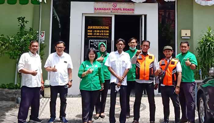 Petugas DLHK Kota Surabaya foto bersama dengan manejemen RS Bhakti Rahayu.