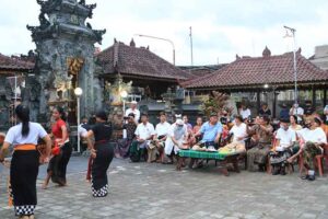 Bupati Jembrana I Nengah Tamba meninjau gladi bersih Tari Joged Bungbung yang akan tampil di acara Festival Kebudayaan Yogyakarta Tahun 2022 bertempat di Puri Agung Negara, Senin (19/9).