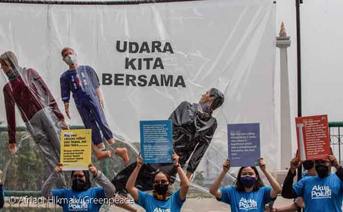 Masyarakat sipil yang tergabung dalam Koalisi IBUKOTA gelar aksi di depan Balai Kota DKI Jakarta, ingatkan pemerintah provinsi akan hak udara bersih warga yang belum terpenuhi.