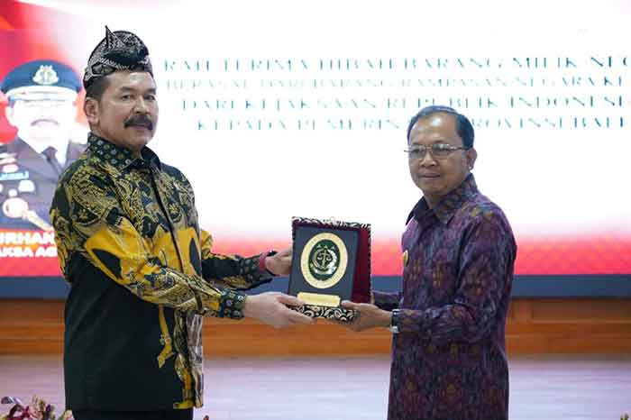 Jaksa Agung Burhanduddin menyerahkan hibah barang rampasan negara kepada Gubernur Bali Wayan Koster, Jumat (2/9/2022).