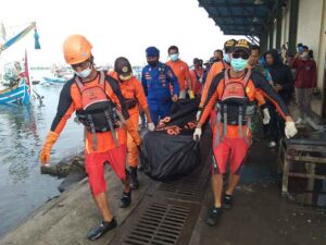 Jasad Pria Tanpa Identitas Ditemukan di Laut Pengambengan, Jembatan
