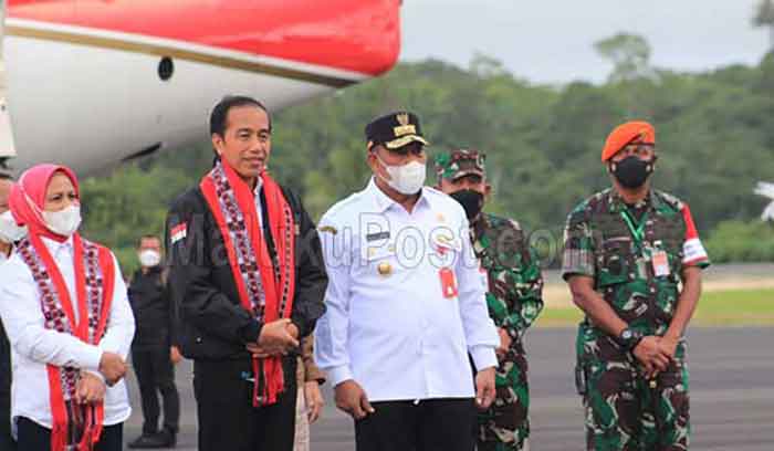 Presiden bersama Ibu Negara dan Rombongannya tiba di Bandara Batlayeri Saumlaki sore hari, disambut meriah oleh masyarakat KKT.