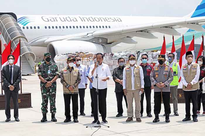 Presiden Jokowi saat melepas bantuan kemanusiaan di Halim, Senin (26/9/2022).