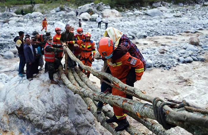 Petugas mengevakuasi korban luka dari area gempa bumi di Sichuan, Tiongkok,