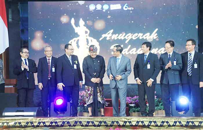 Mahfud MD saat menerima penghargaan Universitas Udayana Award, Jumat (30/9/2022).