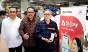 Mendag Zulkifli Hasan belanja bahan pokok di Pasar Badung dengan mengunakan QRIS.