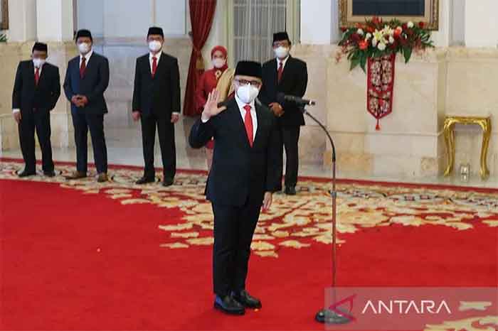 Presiden Joko Widodo melantik Abdullah Azwar Anas sebagai Menteri Pendayagunaan Aparatur Negara dan Reformasi Birokrasi (MenPAN-RB) di Istana Negara Jakarta, Rabu (7/9/2022).