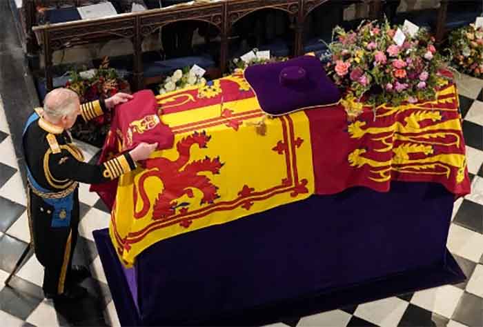 Raja Charles III di hadapan peti mati Ratu Elizabeth II di Kapel Windsor.