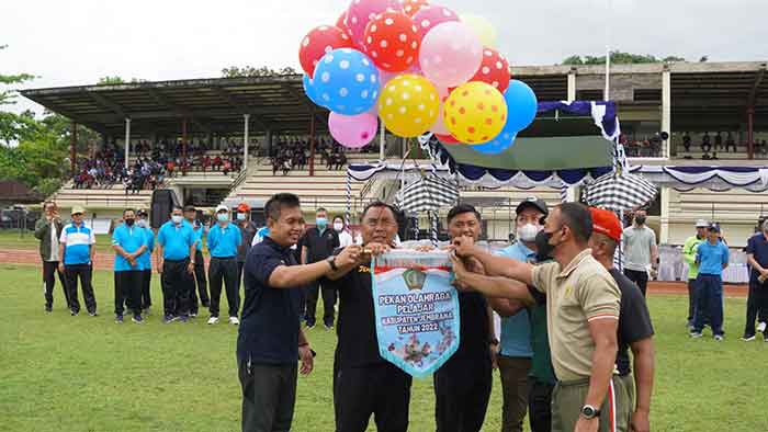 Bupati Jembrana I Nengah Tamba didampingi Wabup IGN Patriana Krisna, Forkopimda serta jajaran OPD membuka pelaksanaan Pekan Olahraga Pelajar (Porjar) tingkat kabupaten Jembrana ditandai dengan pelepasan balon ke udara, Selasa (20/9) di Stadion Pecangakan Negara.