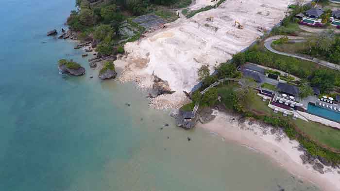 Tampak tebing di Pantai Jimbaran yang sudah digusur belum ditindaklanjuti Pemerintah