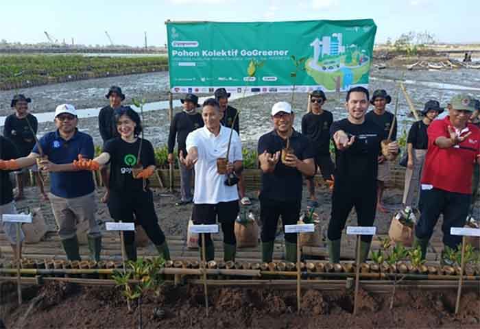 Menparekraf Sandiaga Salahuddin Uno bersama Wawali Denpasar, Kadek Agus Arya Wibawa, bersama pejabat lainnya saat melakukan penanaman mangrove, Selasa (27/9/2022).